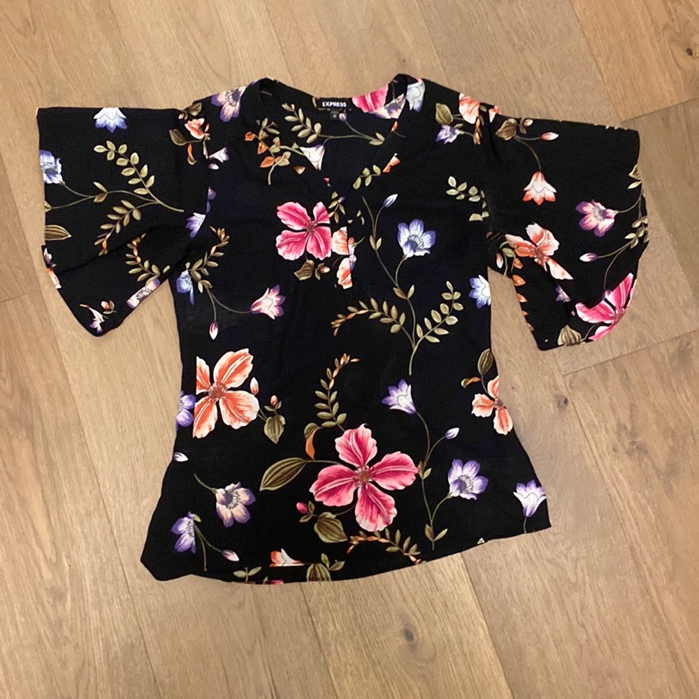 Express flowy sleeved blouse